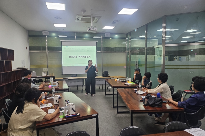 송도2동 행정복지센터는 지난 18일 동 행정복지센터 2층 예술교실에서 협의체 위원 12명을 대상으로 2025년 상반기 찾아가는 폭력예방교육을 실시했다